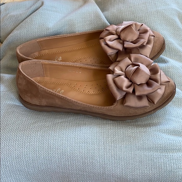 😍 Pazzle Bow Embellished Tan Flats 😍 - Picture 4 of 11
